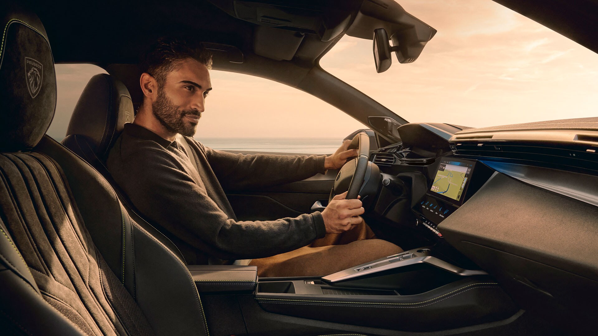 Homem a conduzir o novo PEUGEOT E-408