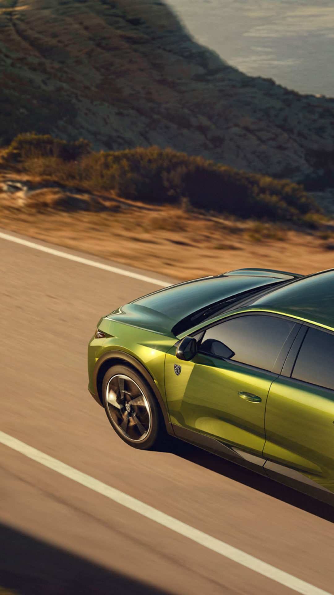 Novo PEUGEOT E-408 numa estrada à beira-mar