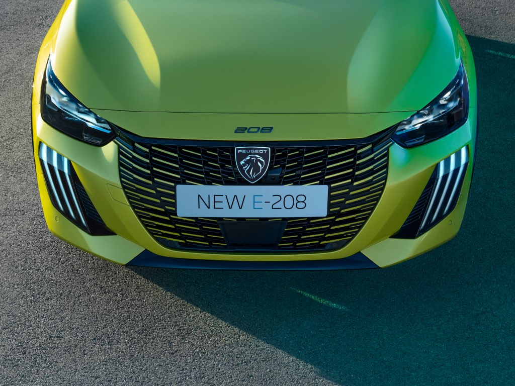 Novos faróis PEUGEOT E-208 de 3 garras
