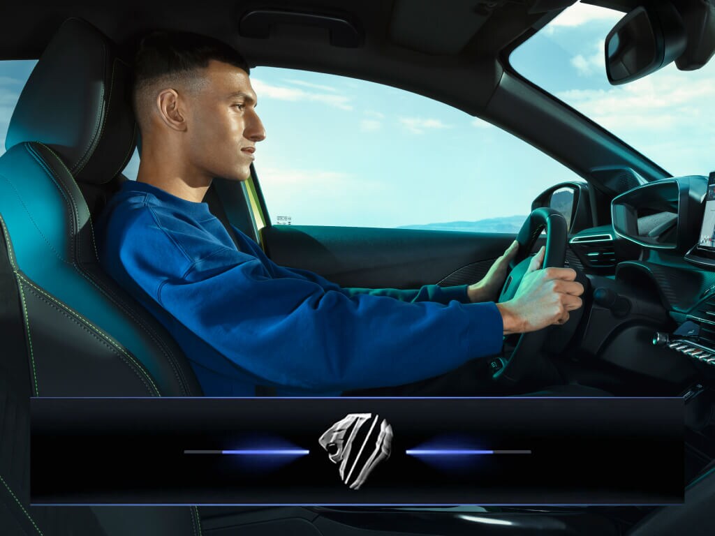 Homem ao volante do novo PEUGEOT E-208