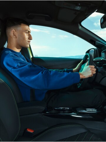 Homem conduz o PEUGEOT 208