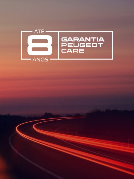 Novo PEUGEOT E‑208 GTi, cenário de estrada com logótipo PEUGEOT CARE