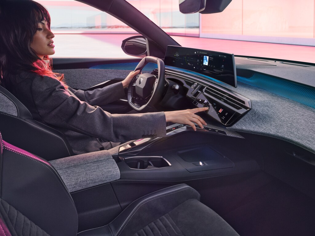 Mulher a bordo do novo PEUGEOT 3008 Plug-In Hybrid