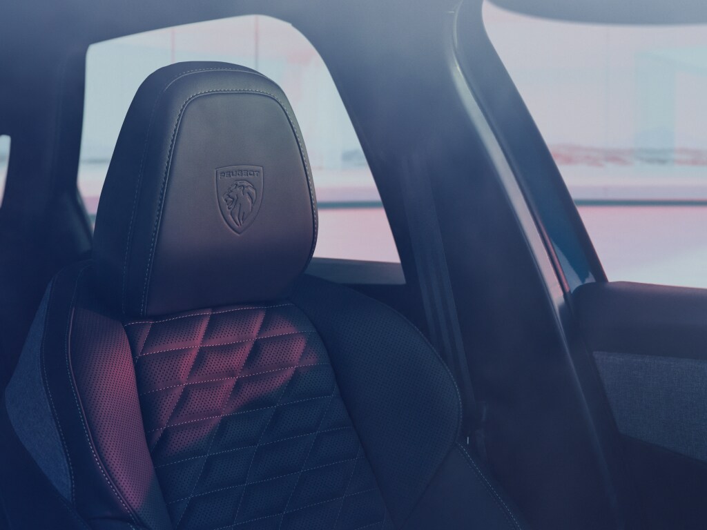 Novo PEUGEOT E-3008 com bancos aquecidos AGR