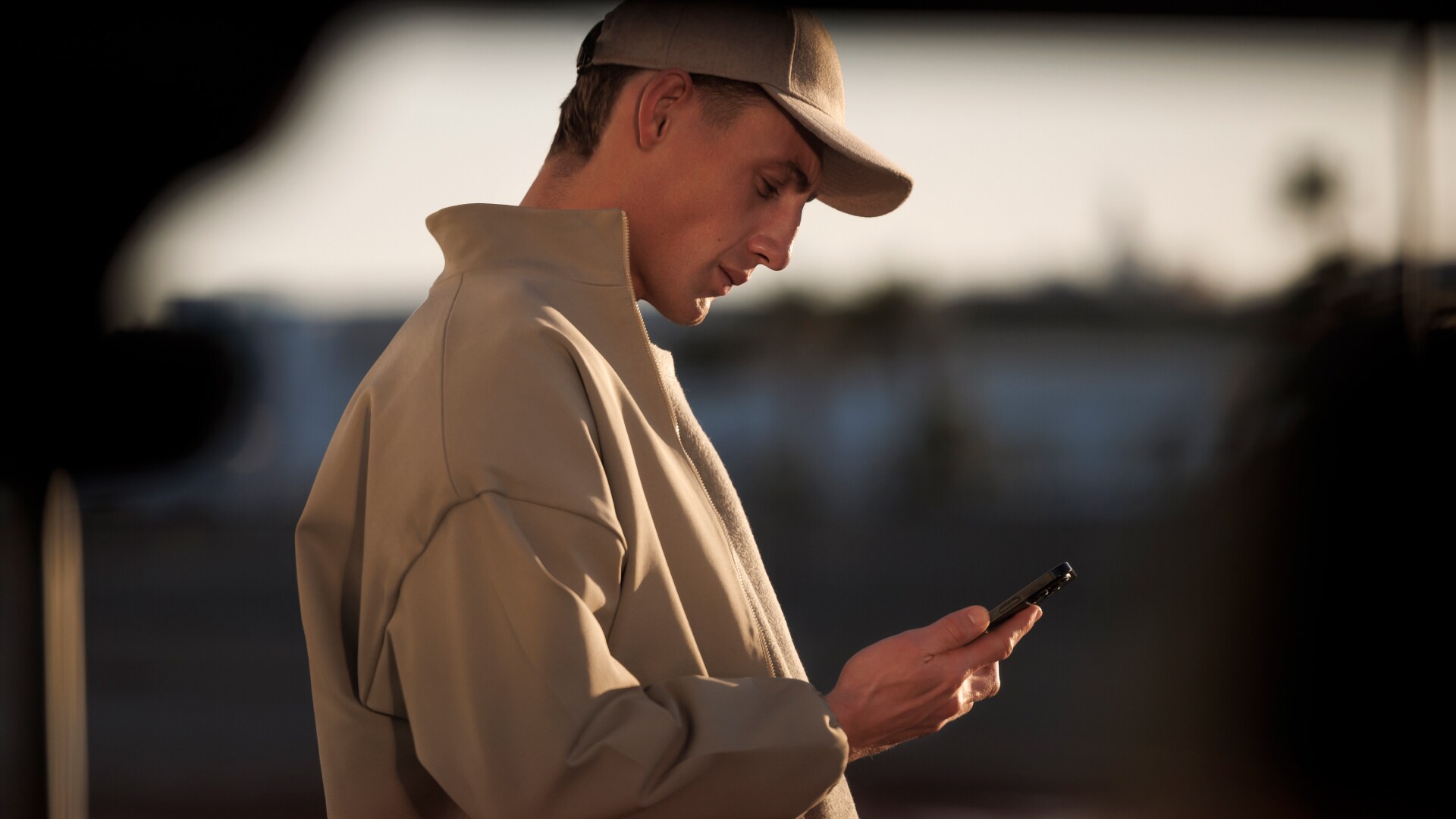 PEUGEOT E-5008 homem com smartphone