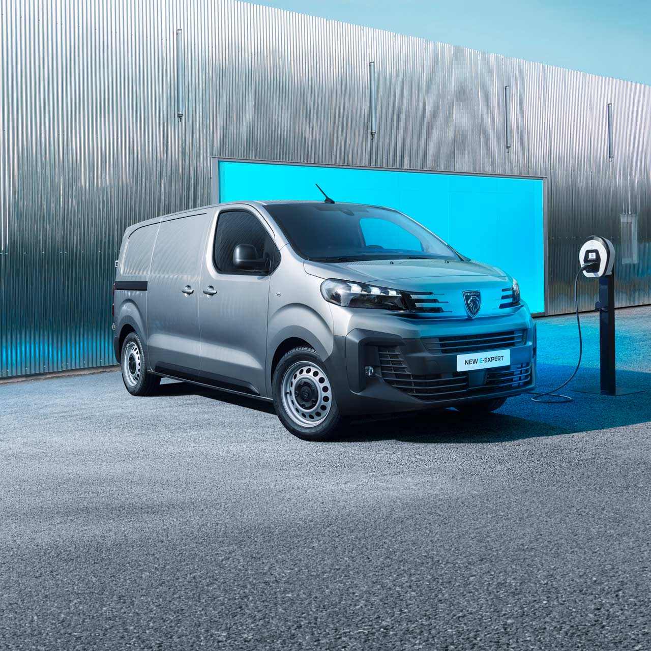Novo PEUGEOT E-EXPERT 100% elétrico a carregar