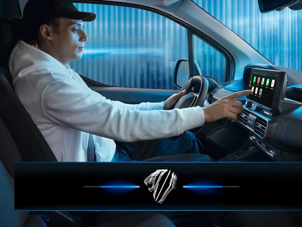 Homem a conduzir o novo PEUGEOT E-PARTNER
