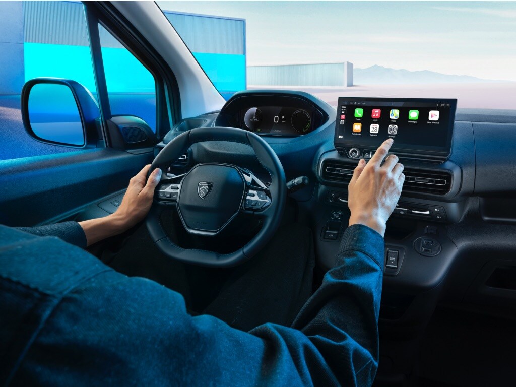 Homem a bordo do novo PEUGEOT E-PARTNER a utilizar o ecrã tátil