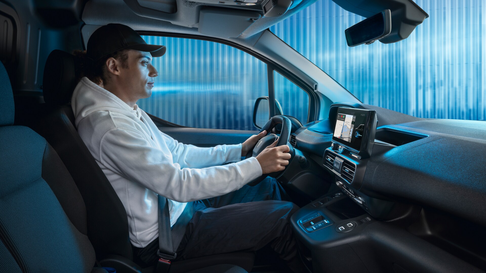 Homem a conduzir um PEUGEOT Partner
