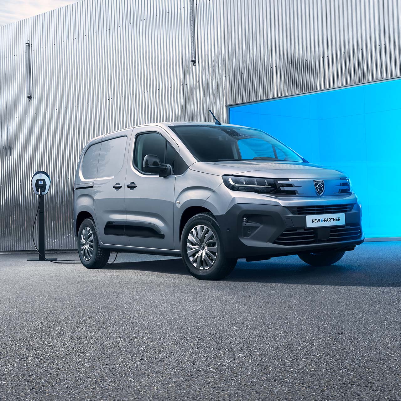 New PEUGEOT E-PARTNER front view for charging