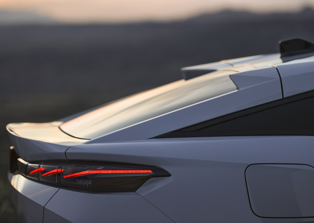 Novo design da traseira do PEUGEOT E-408